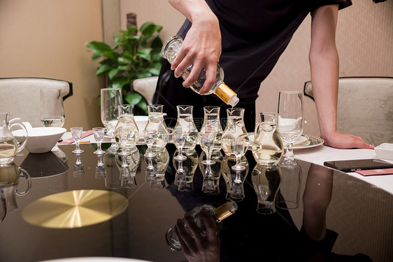 商務宴請酒桌上倒酒