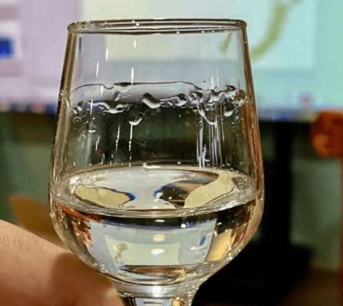 買白酒時,認準瓶身上 這串碼 ,一眼分辨出 勾兌酒 和糧食酒