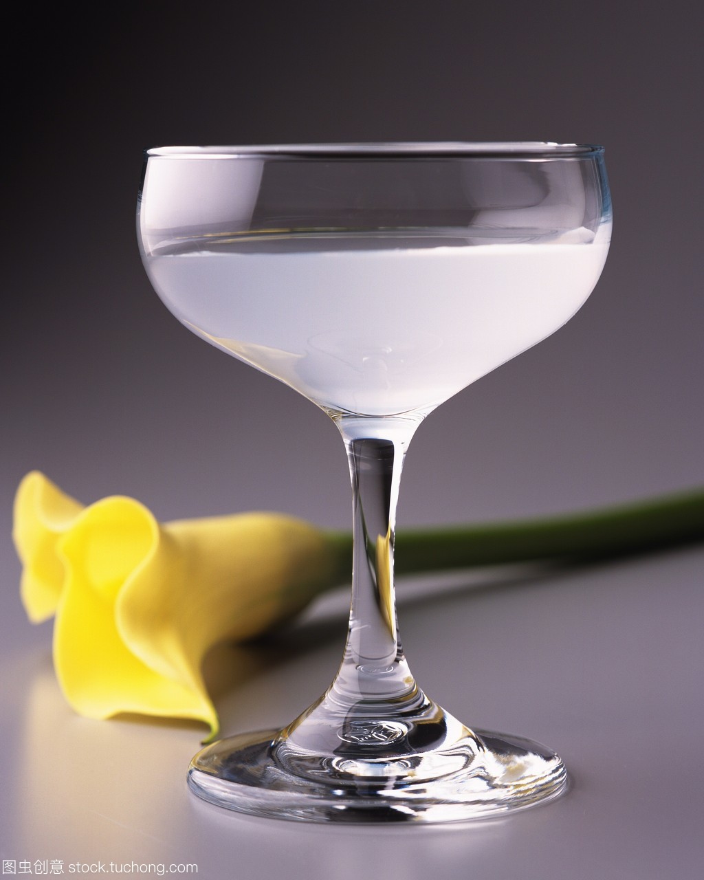 玻璃杯,含酒精飲料,飲食,兩個(gè),Nobody,彩色圖片,棚拍,Photography,Food and Drink,Small Group of Objects,Alcohol,Glass,Beverage,正視圖,Vertical,Eating and Drinking,Cocktail,模糊,Gin,對焦,Flower,White Lady,雞尾酒,酒類,酒精,無人,豎構(gòu)圖,花卉,組物體,酒,攝影,杜松子酒,飲料,物體,wine,group of items,object,美食蔬果