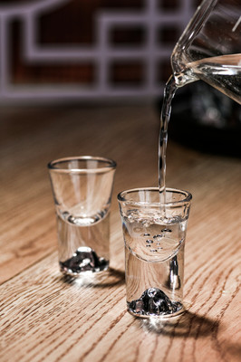 白酒杯缺東西
